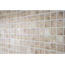 Detailaufnahme einer Wandfliese mit floralem Muster