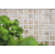 Nahaufnahme von Mosaikfliesen mit Muster