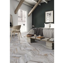 Schlafzimmer mit Holzbalkendecke, Fenster und Bodenfliesen in Fischgrätmuster