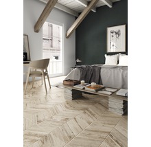 Heller Schlafraum mit Dachschräge, Holzbalken und Bodenfliesen in Fischgrätmusteroptik