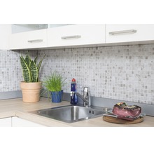 Küchenspüle mit Armatur, Fliesenrückwand und Dekoration