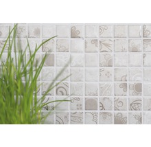 Quadratische Mosaikfliesen mit Muster