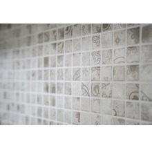 Nahaufnahme von Mosaikfliesen mit verschiedenen Mustern