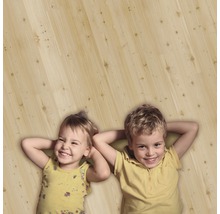 Zwei Kinder liegen auf einem hellen Holzboden.