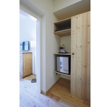 Innenraum mit Holzschrank, Minibar und Fernseher