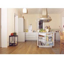 Helle Küche mit Küchenzeile, Kochinsel und Holzboden