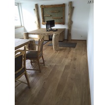 Büro mit Massivholztisch, Baumstamm-Elementen und Holzfußboden