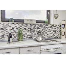 Küchenszene mit Mosaikfliesen, Herd und Accessoires