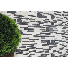 Wandverkleidung mit Steinoptik und Dekoration