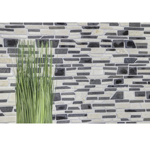 Wand aus Mosaikfliesen mit Pflanzen