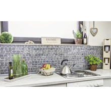 Küchenszene mit Mosaikfliesen, Dekoration und Küchenutensilien.