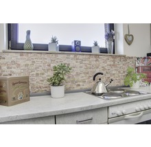 Küchenszene mit Backsteinmauer, Kochfeld, Teekessel und Dekoration