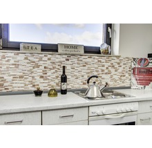 Küchenszene mit Spüle, Herd, Fliesenrückwand und Dekoration