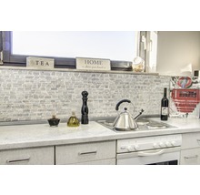 Küchenszene mit Küchengeräten und Dekoration