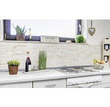 Küchenszene mit Mosaikfliesen, Dekorationen, Kochfeld und Backofen