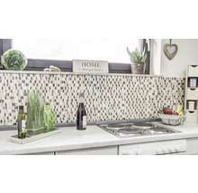 Küchenszene mit Mosaikfliesen, Dekorationen und Küchenutensilien auf einer Arbeitsfläche