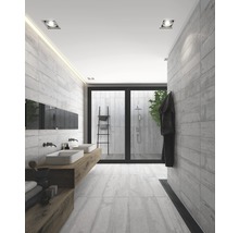 Modernes Badezimmer mit Doppelwaschtisch, Holzunterschrank und ebenerdiger Dusche