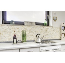 Küchenszene mit Natursteinverkleidung, Herd und Dekorationen