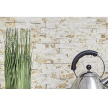 Dekorative Steinwand mit Ziergras und Edelstahl-Wasserkessel