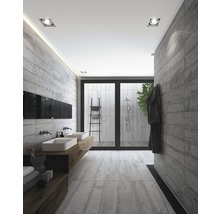 Helles Badezimmer mit Doppelwaschtisch, Dusche und grauen Fliesen