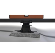 Aufnahme eines Nivelliersystems für Terrassendielen mit Wasserwaage zur korrekten Ausrichtung