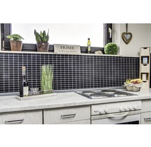 Küchenszene mit Mosaikfliesen, Pflanzen, Dekorationen und Elektroherd