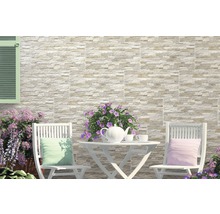 Szene mit Bodenfliesen in Steinoptik, Tisch und Stühlen auf einer Terrasse