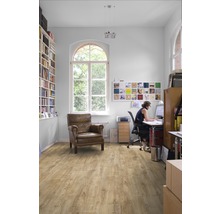 Heller Arbeitsraum mit Bücherregal, Sessel und Laminatboden