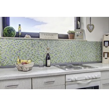 Helle Küche mit Mosaikfliesen-Wand und Dekorationen