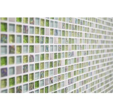 Mosaikfliesen mit quadratischen Glassteinen