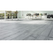 Heller Wohnraum mit Fliesen in Holzoptik, Esstisch und Sitzecke