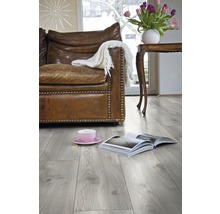 Wohnzimmer mit Laminatboden, Sofa, Tisch und Dekoration