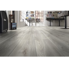 Heller Laminatboden in einem modern eingerichteten Raum mit Schallplattensammlung