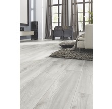 Heller Wohnraum mit Laminatboden, Sofa und Fenster