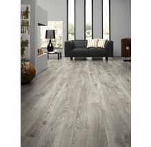 Heller Raum mit Laminatboden in Holzoptik, Sofa und Dekoration