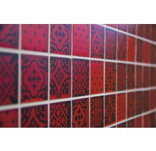 Fliesenwand mit rotem Muster