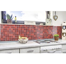 Küchenszene mit Fliesen, Herd und Dekorationen.