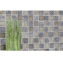 Quadratische Mosaikfliesen mit Muster und Pflanzen