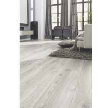 Heller Wohnraum mit Laminatboden in Holzoptik, Sofa und Teppich