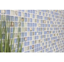 Mosaikfliesen mit Muschelmuster an einer Wand