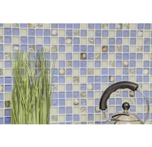 Mosaikwand mit Meerestierornamenten, Kunstgras und Teekessel