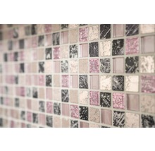 Nahaufnahme von quadratischen Mosaikfliesen