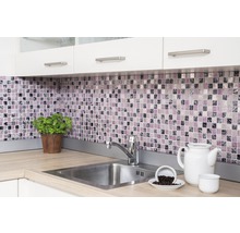 Küchenszene mit Mosaikfliesen, Spüle und Küchenutensilien