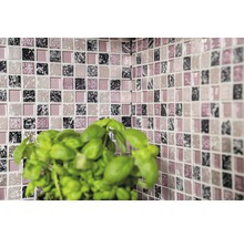 Wandfliesen aus Mosaik mit quadratischen Stücken