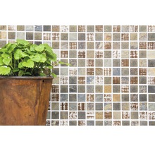 Mosaikfliesenwand mit Topfpflanze