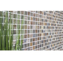 Mosaikfliesen an einer Wand mit dekorativen Elementen