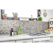 Küchenszene mit Mosaikfliesen, Kochfeld und dekorativen Elementen