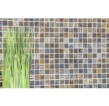 Mosaikfliesenwand mit Dekoration