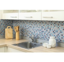 Küchenszene mit Spüle, Mosaikfliesen und Küchenutensilien