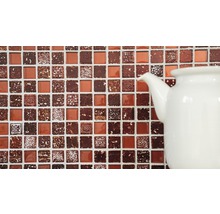 Mosaikfliese mit quadratischen Elementen und weißer Teekanne